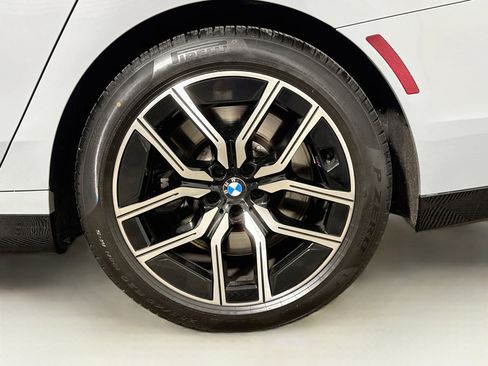 Used 2023 BMW 760i xDrive AWD/4WD image 31