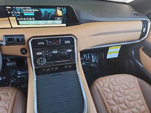 Certified 2025 Nissan Armada Platinum Reserve image 18