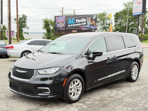 Used 2023 Chrysler Pacifica Touring-L FWD image 8