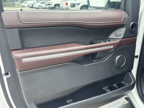 Used 2024 Ford Expedition Limited RWD image 3