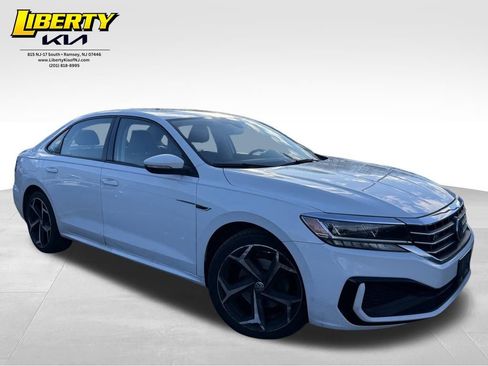 Used 2020 Volkswagen Passat 2.0T R-Line image 1