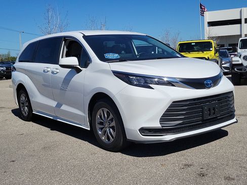 Used 2024 Toyota Sienna LE image 8