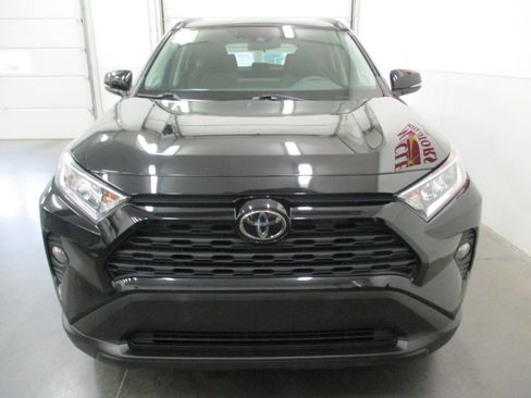 Used 2021 Toyota RAV4 XLE Premium image 8