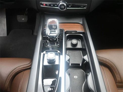 Used 2023 Volvo XC60 B5 Ultimate w/ Protection Package Premier image 13