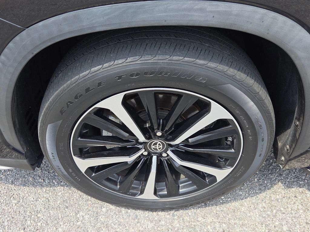 Used 2022 Toyota Highlander XSE FWD image 3