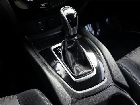Used 2017 Nissan Rogue SV image 14