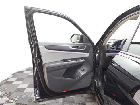 Used 2025 Volkswagen Atlas Peak Edition SE image 5