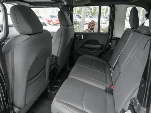 Used 2025 Jeep Wrangler Unlimited Sahara AWD/4WD image 33