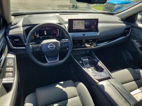Certified 2025 Nissan Rogue SL FWD image 17