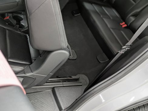 Used 2021 Ford Explorer XLT w/ Equipment Group 202A image 25