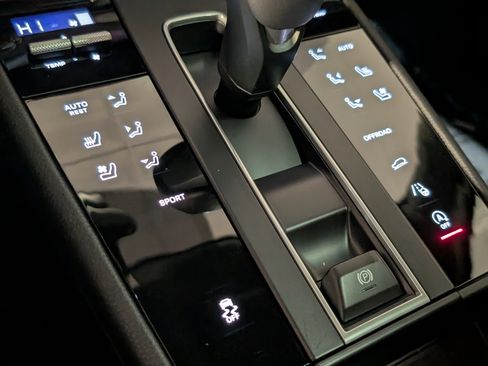 Certified 2025 Porsche Macan image 40