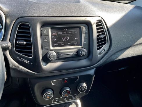 Used 2018 Jeep Compass Latitude w/ Cold Weather Group AWD/4WD image 9