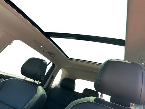 Used 2023 Volkswagen Tiguan SE w/ Panoramic Sunroof Package AWD/4WD image 19