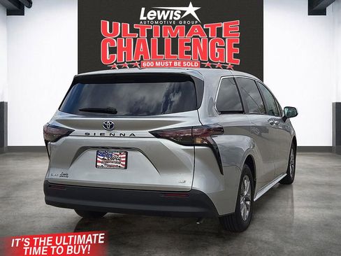 Used 2025 Toyota Sienna LE image 4