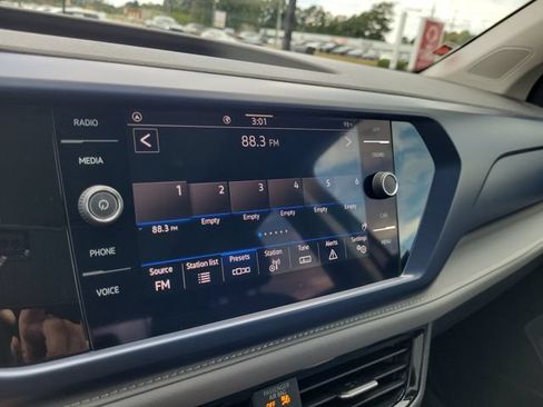 Certified 2024 Volkswagen Taos SE w/ Panoramic Sunroof Package FWD image 34