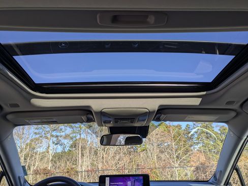 Used 2023 Toyota RAV4 XLE Premium image 24