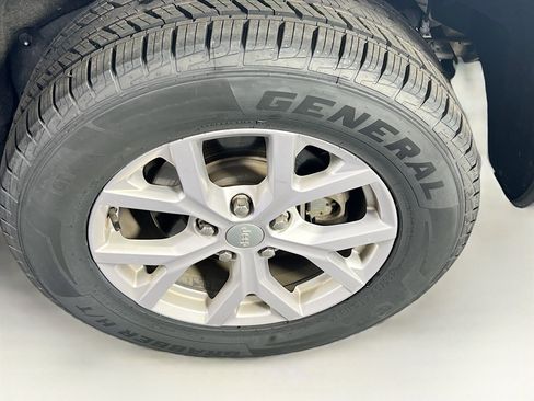 Used 2022 Jeep Grand Cherokee Limited image 30