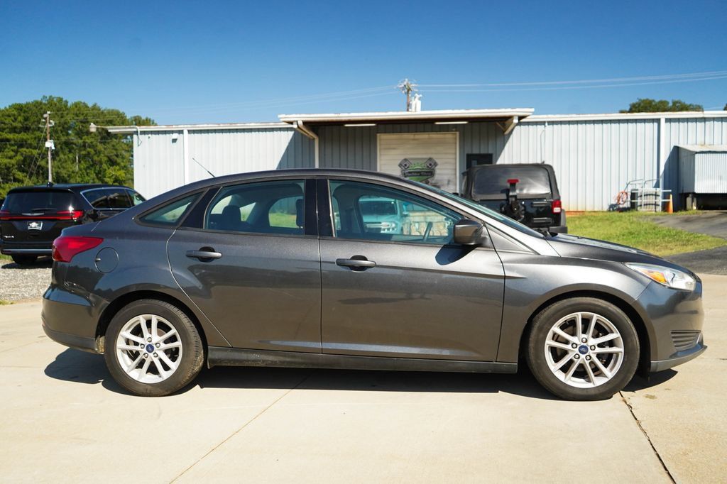 Used 2018 Ford Focus SE FWD image 3
