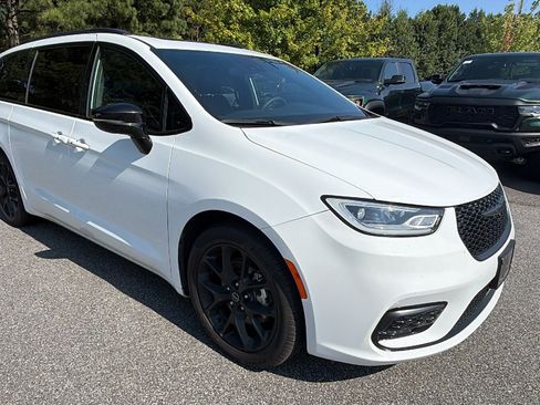 Used 2025 Chrysler Pacifica Limited FWD image 5
