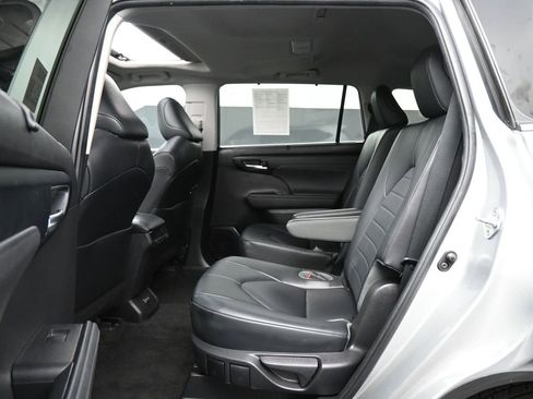 Used 2023 Toyota Highlander XLE image 16
