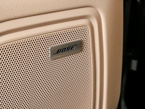 Certified 2025 Porsche Macan image 7