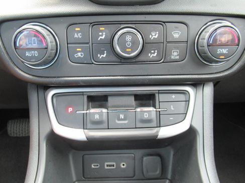 Used 2022 GMC Terrain SLE w/ Driver Convenience Package FWD image 27