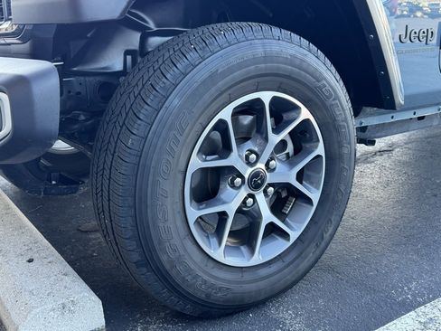 Used 2024 Jeep Gladiator Sport image 29