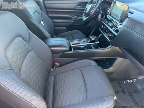 Used 2025 Nissan Pathfinder SV image 12