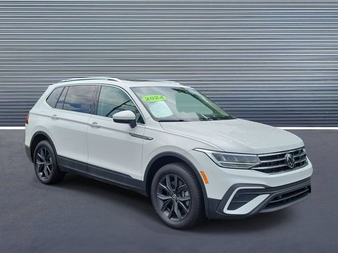 Used 2024 Volkswagen Tiguan SE FWD image 2