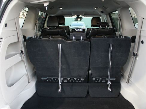 Used 2023 Chrysler Pacifica Touring-L image 10