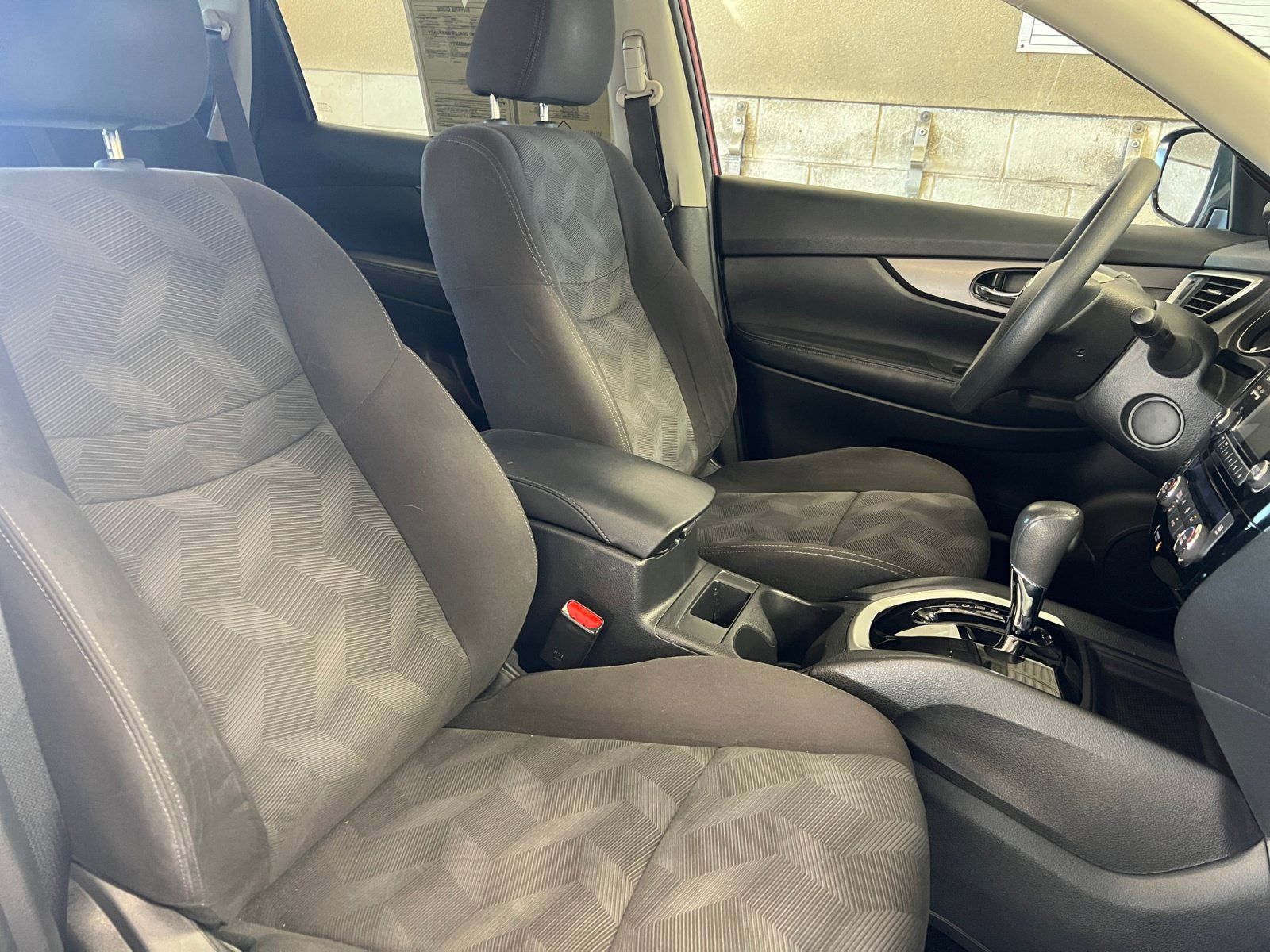 Used 2016 Nissan Rogue SV AWD/4WD image 32