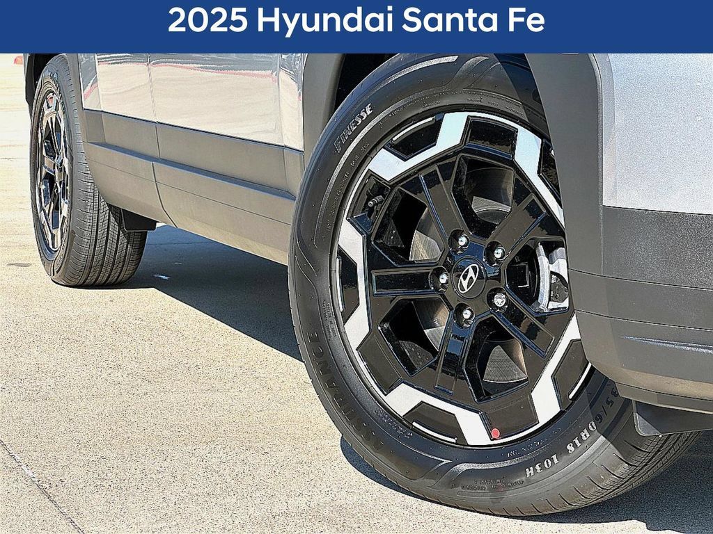 Used 2025 Hyundai Santa Fe SEL FWD image 2