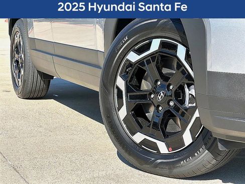 Used 2025 Hyundai Santa Fe SEL FWD image 2