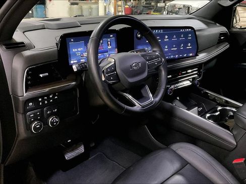 Used 2025 Chevrolet Suburban Z71 AWD/4WD image 13