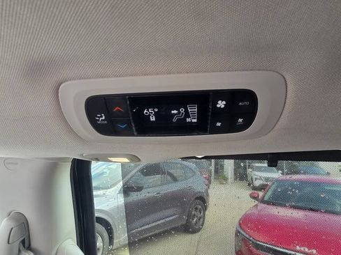 Used 2023 Chrysler Pacifica Limited FWD image 25