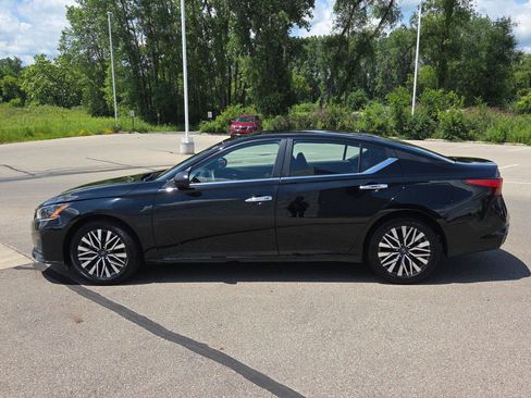 Used 2025 Nissan Altima 2.5 SV FWD image 2