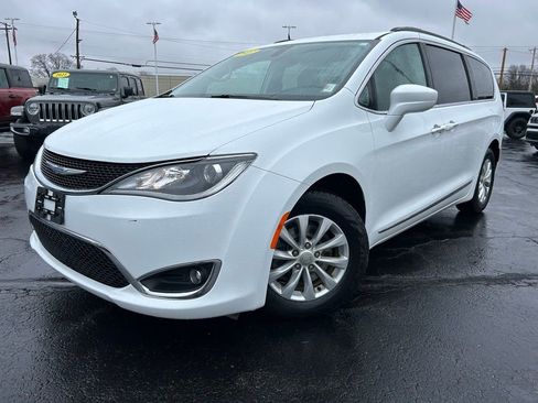 Used 2017 Chrysler Pacifica Touring-L image 7