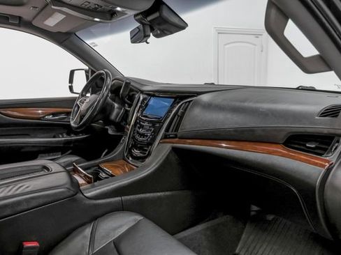 Used 2018 Cadillac Escalade Luxury image 12