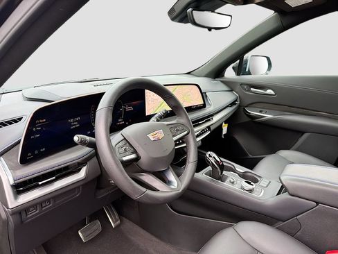 Used 2025 Cadillac XT4 Sport w/ Technology Package FWD image 9