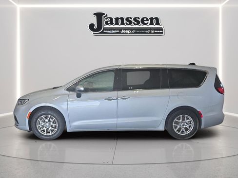 Used 2023 Chrysler Pacifica Touring-L FWD image 2