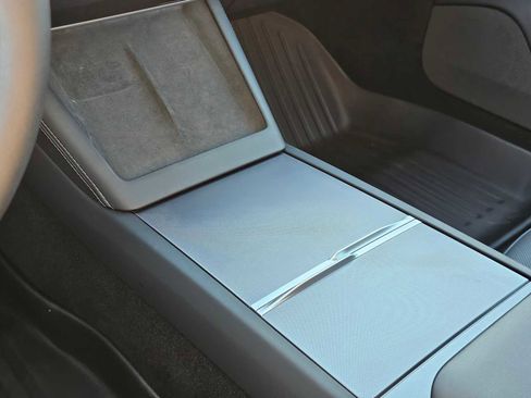 Used 2024 Tesla Model 3 Standard Range image 33