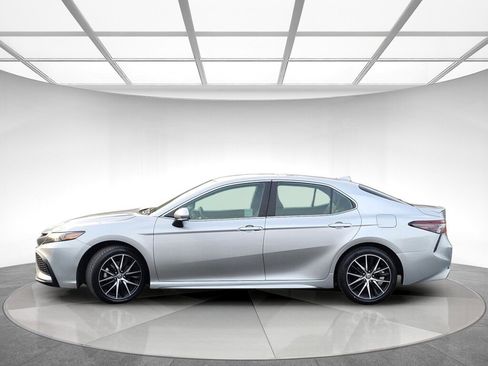 Used 2023 Toyota Camry SE image 6
