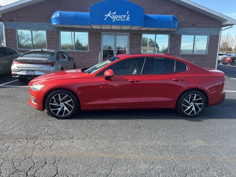 Used 2020 Volvo S60 T5 Momentum image 4