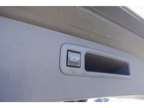 Used 2023 Toyota Highlander LE AWD/4WD image 28