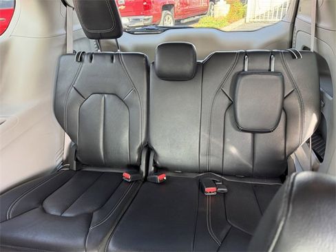 Used 2022 Chrysler Pacifica Touring-L image 10