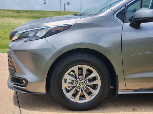 New 2026 Toyota Sienna XLE FWD image 10