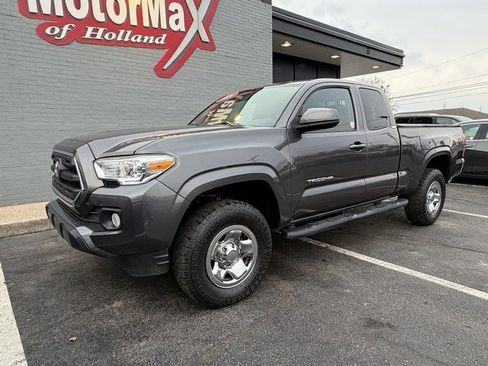 Used 2016 Toyota Tacoma SR5 w/ Exterior Package image 2