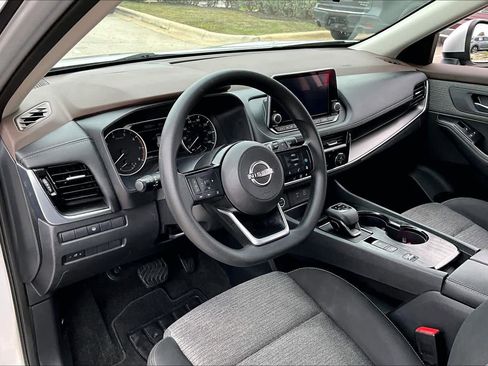 Used 2022 Nissan Rogue SV image 15