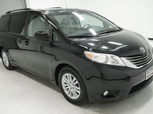 Used 2012 Toyota Sienna XLE w/ Entertainment Pkg FWD image 3