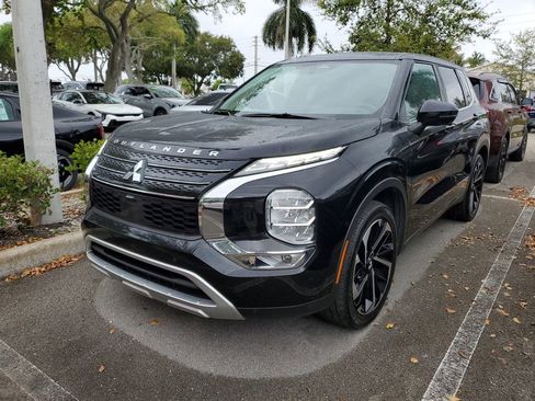 Used 2023 Mitsubishi Outlander SE Black Edition image 3